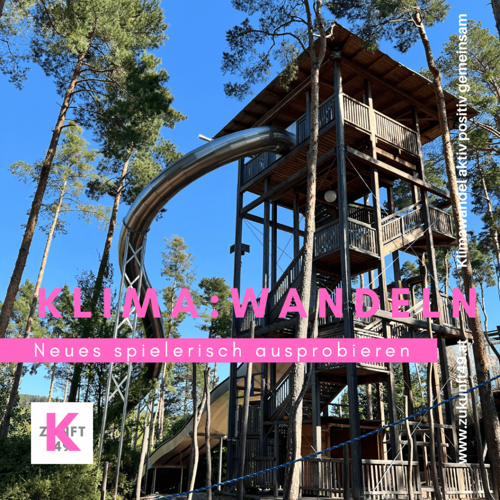 Spielplatz mit Aussichtsturm aus Holz und Rutsche